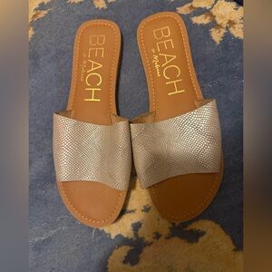 Size 10 Beach by Matisse Silver Snake print slide